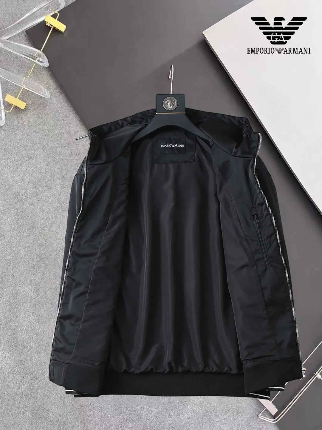 Armani official website Same Style, complete with three labels, on sale in advance. 2026 Autumn and Winter New Arrival men's jacket, Original with complete three labels, Premium version. Custom-made fabrics at the counter. Breathable, high comfort, impeccable details, brand element design concept, reflecting high quality. It feels delicate and soft, presents a casual cut, and has a great upper body shape. Sizes: M～3XL,